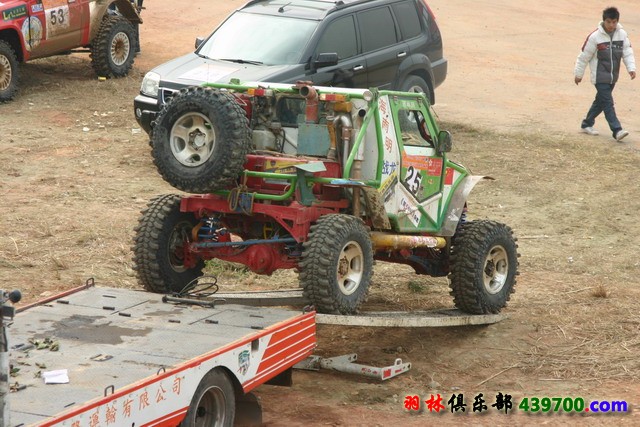 看着您一定以为是开下吧。告诉你。这是赛手一次性倒上运输车